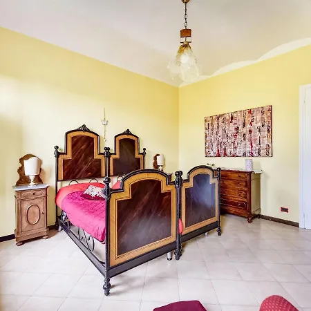 Lavish Mansion In With Garden And Library Ferienhaus *